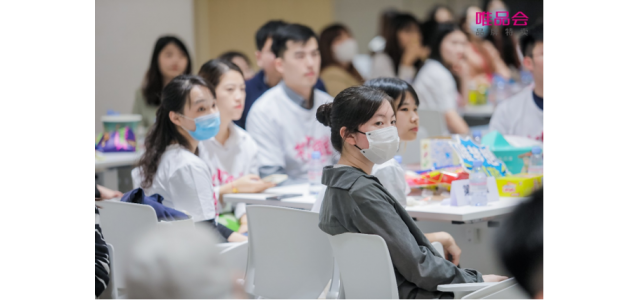 Z世代在唯品會光芒四射：95后女生帶領(lǐng)團(tuán)隊(duì)拓展品牌業(yè)務(wù)，半年內(nèi)業(yè)績沖進(jìn)前五